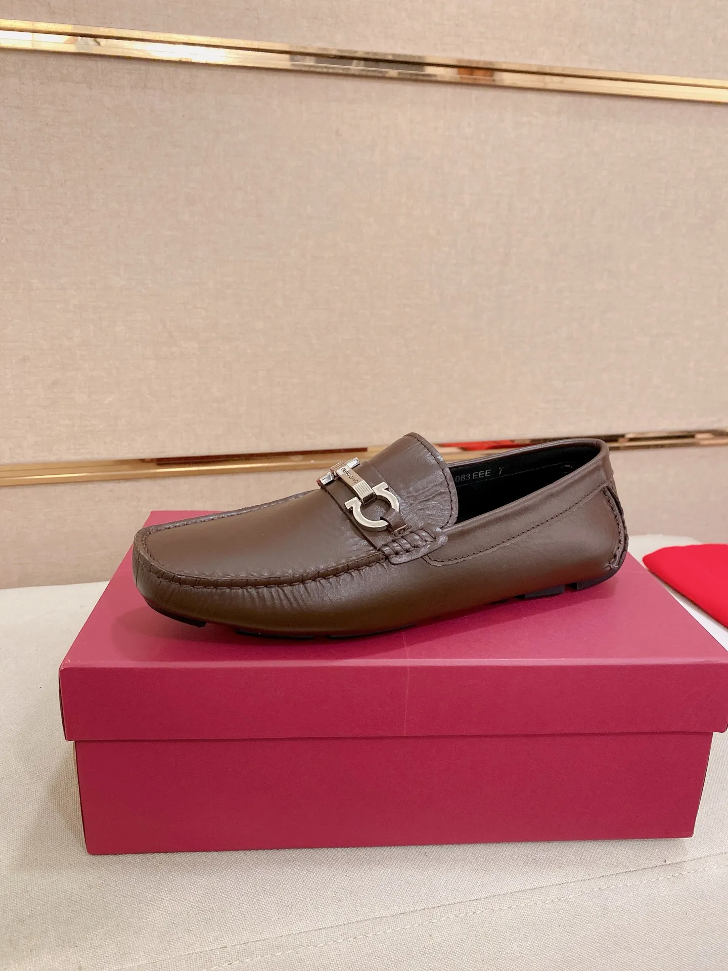 Men's shoes💰: 540💰High-end quality! Ferragamo🆕🆕Exclusive hot-selling products in stock🔥🔥New products on the shelves, high-quality Ferragamo men's pea shoes, high-end casual driving shoes, with complete packaging! 💪 💪 Material: imported first-layer pebbled cowhide 🐂 + imported high-quality water-dyed cowhide lining + wear-resistant outsole 👍🏻👍🏻 Features: high-end and comfortable, purely handmade 🚀 🚀 Create the perfect shoe that suits you best 🔥 🔥 Size: (38-44) 45 standard size can be customized!